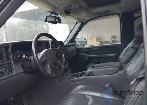 2004 Chevrolet Avalanche 1500 из США, поврежденный, VIN 3GNEC12T54G133257